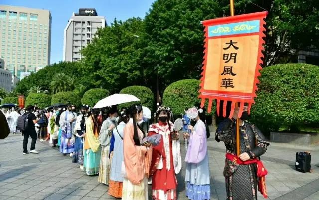 2021台湾汉服爱好者出行日大聚会，场面壮观，全家汉服出行​“大明风华”显风采，天下汉服是一家。