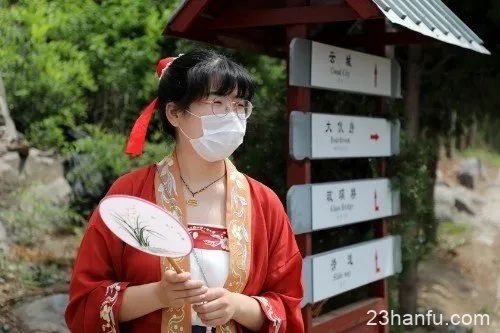 河南90后妹子穿汉服在山上当讲解员，邂逅了自己的爱情和幸福人生！