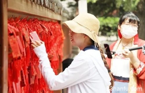 河南90后妹子穿汉服在山上当讲解员，邂逅了自己的爱情和幸福人生！