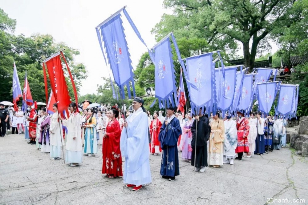 今天，一场汉服巡游“穿越”虎丘，一眼千年，惊艳了全城