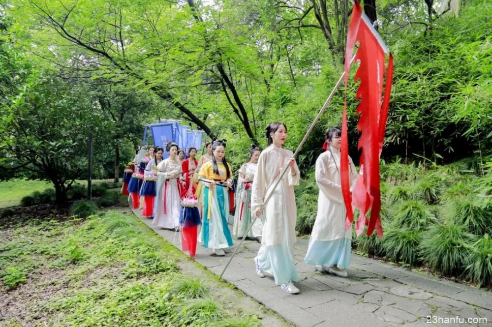 今天，一场汉服巡游“穿越”虎丘，一眼千年，惊艳了全城