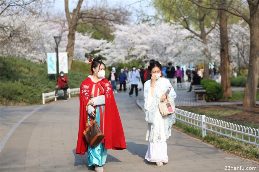 【夜听双语】汉服火起来了！“后浪们”为什么痴迷传统服饰？