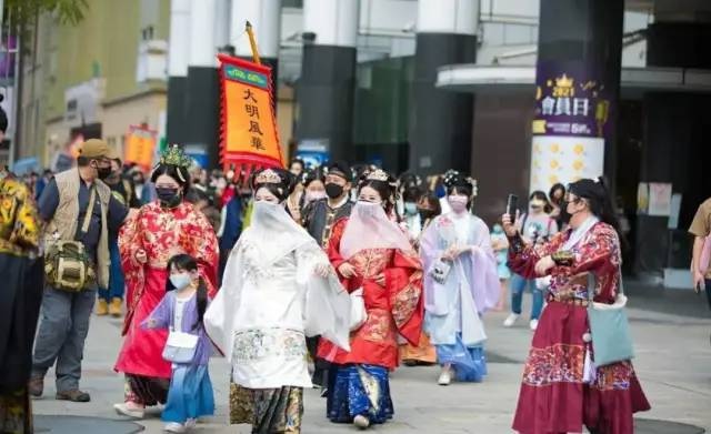 2021台湾汉服爱好者出行日大聚会，场面壮观，全家汉服出行​“大明风华”显风采，天下汉服是一家。