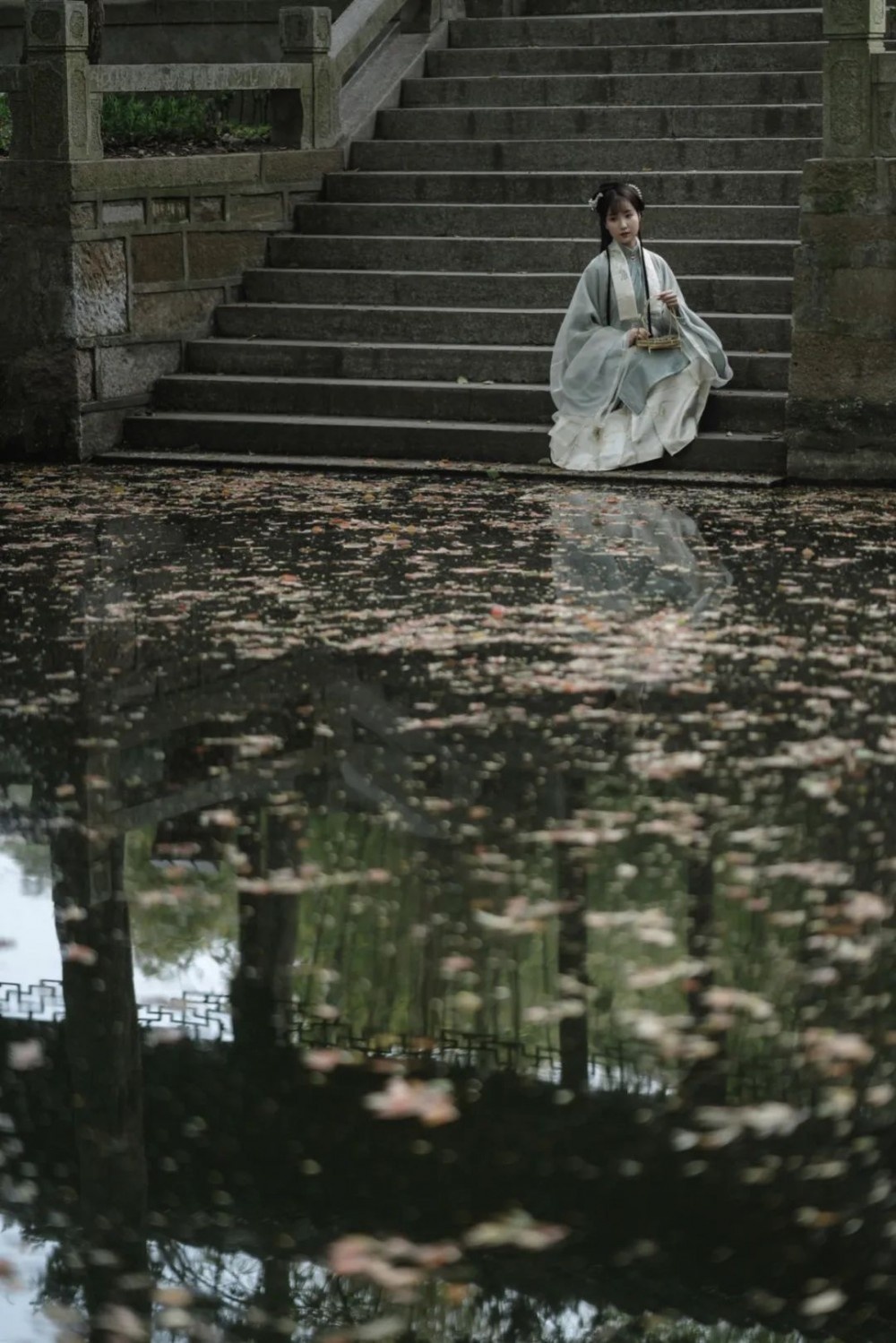 【汉服摄影】香残沈水缕烟轻，花影阑干人静