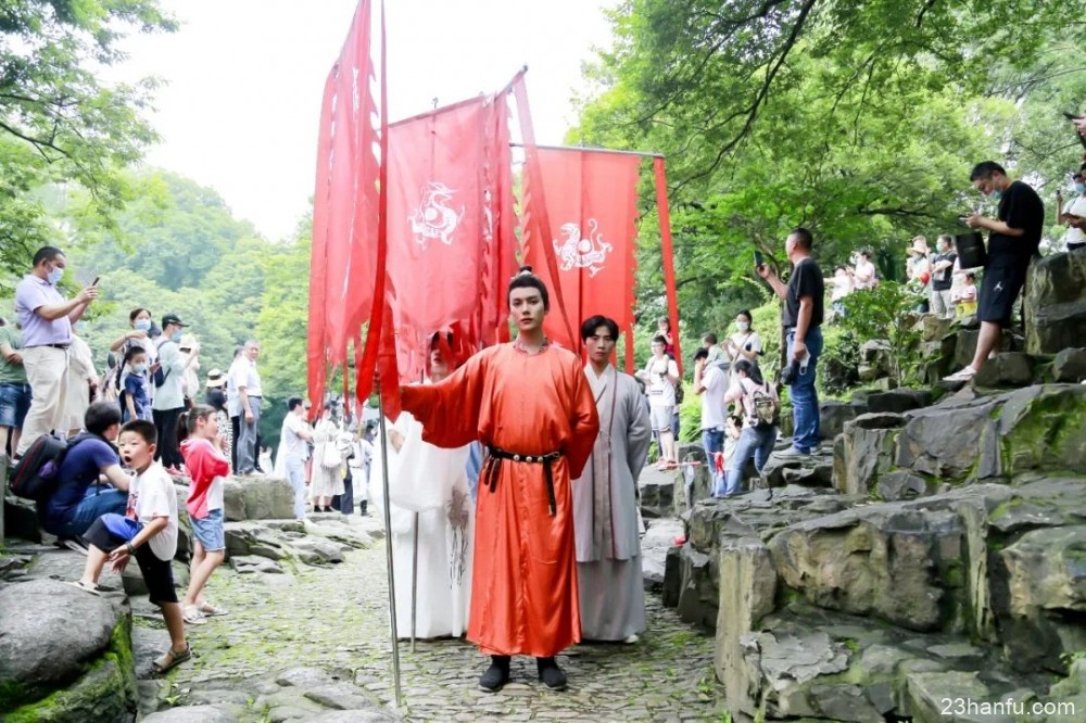 今天，一场汉服巡游“穿越”虎丘，一眼千年，惊艳了全城