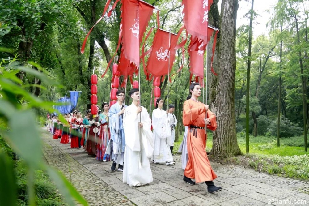 今天，一场汉服巡游“穿越”虎丘，一眼千年，惊艳了全城