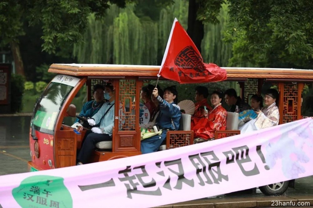 百位汉服达人游西湖，共同助力「杭州西湖日」，弘扬中华传统文化！