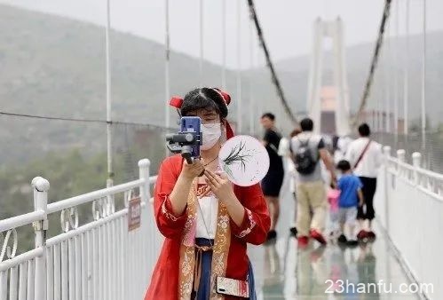 河南90后妹子穿汉服在山上当讲解员，邂逅了自己的爱情和幸福人生！