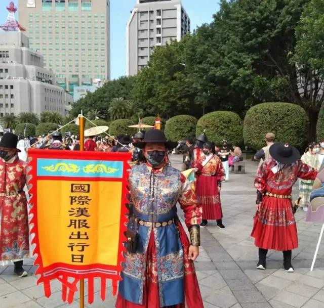 2021台湾汉服爱好者出行日大聚会，场面壮观，全家汉服出行​“大明风华”显风采，天下汉服是一家。