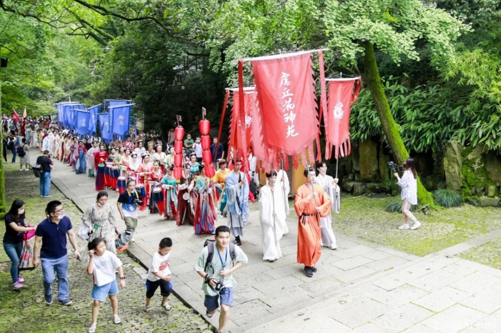 今天，一场汉服巡游“穿越”虎丘，一眼千年，惊艳了全城