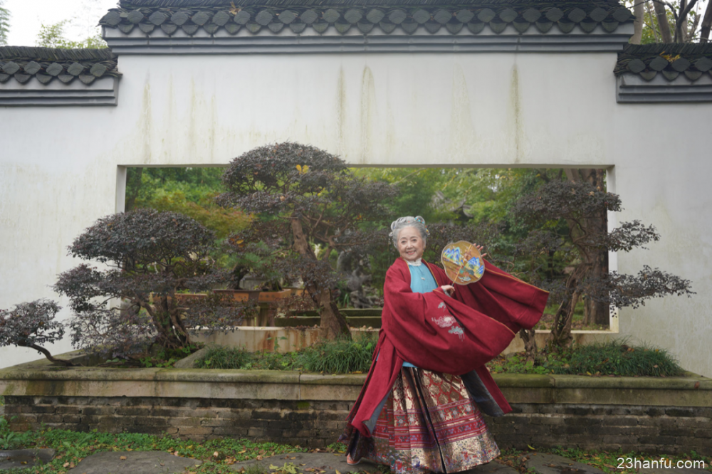 汉服新贵，76岁辰辰奶奶像仙女，穿汉服拍抖音宛如《红楼梦》中人