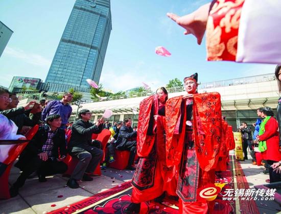 首届丹霞竹稻粽子节举行 着汉服祭拜迎端午