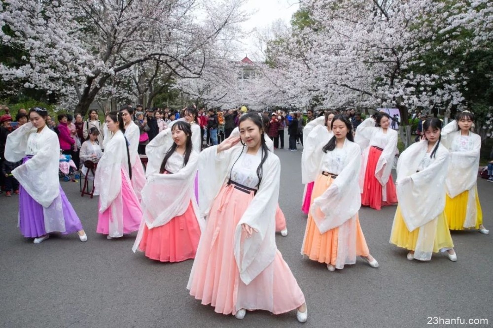 【汉服资讯】相比一味追崇西方文化，中国年轻人宣传汉服实在很酷