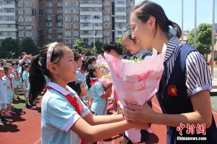 湖南小学新生开学 身着汉服行“开笔礼”