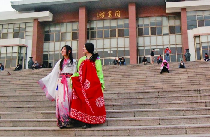 汉服女生穿越大学校园