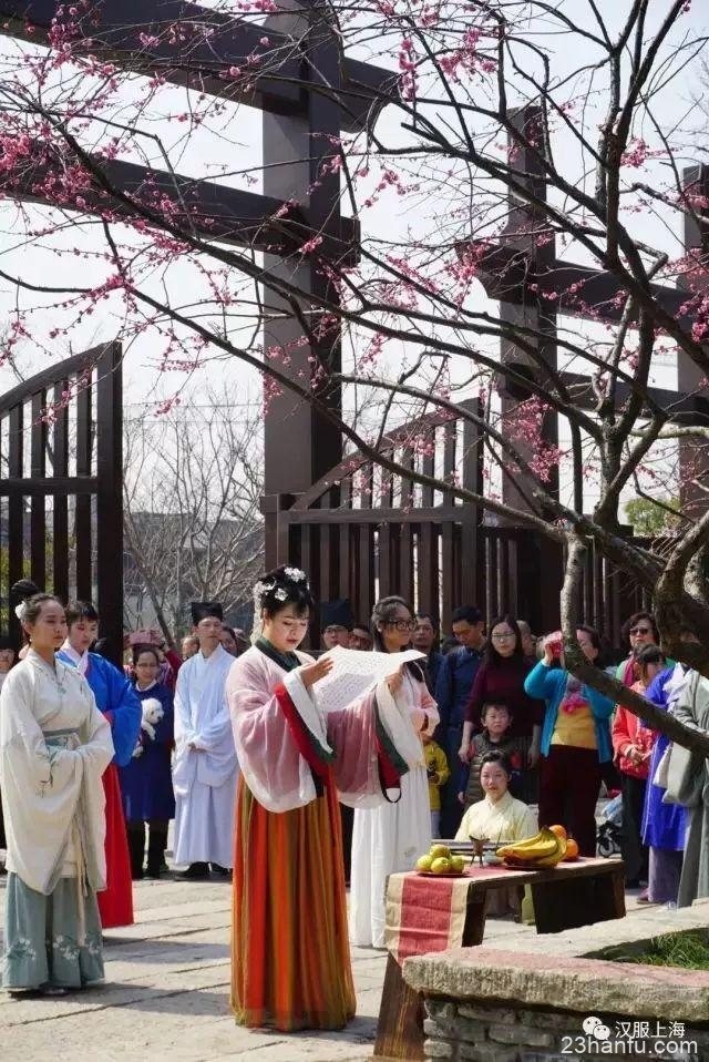 从鲜为人知到火的“变新”，汉服15年里发生了什么