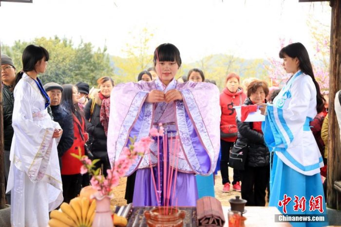 “花朝节”江西民众踏青赏花 汉服少女拜花神