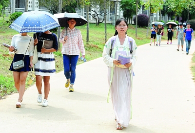 云鬓轻挽、裙裾飘飞 武汉纺织大学女生上学穿汉服