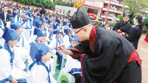 身着汉服引来老外合影 黄海学院大学生着汉服街头宣传传统文化