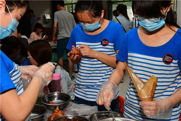 女大学生身着汉服 千余粽子送环卫工