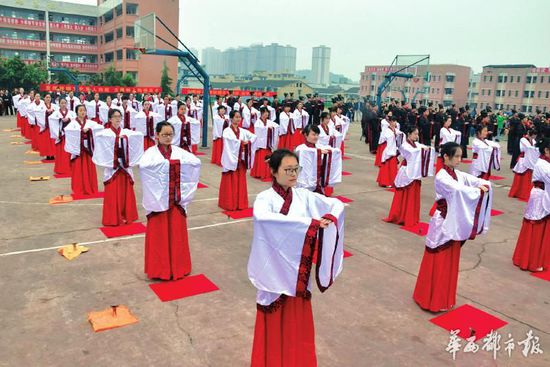 身着汉服拈香对月 高校办古典拜月仪式弘扬传统