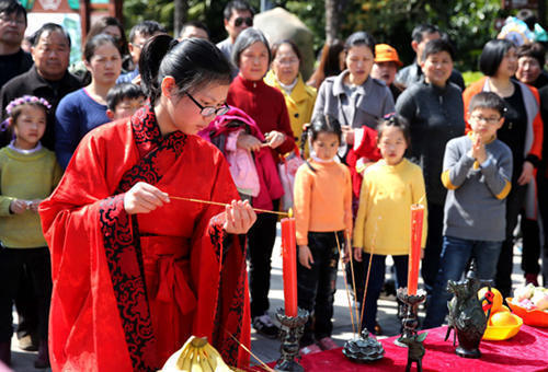 穿红白汉服 吟诵《三字经》