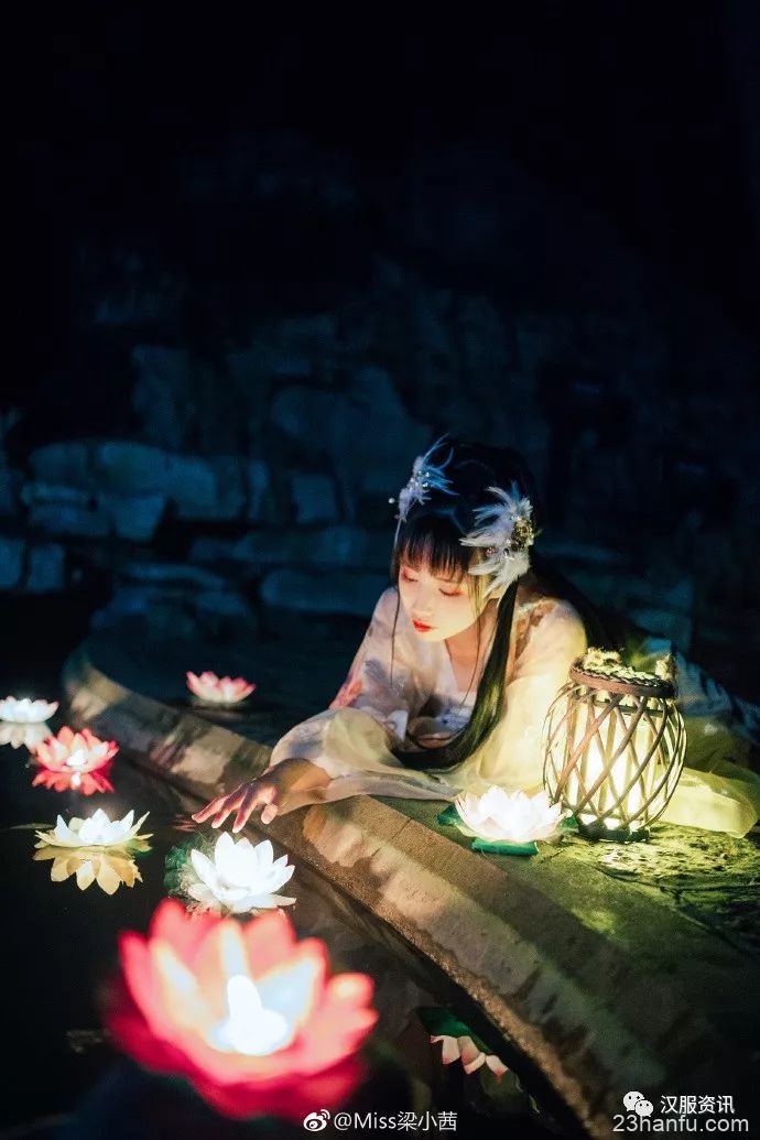 夜来风雨听寒声，独坐幽窗