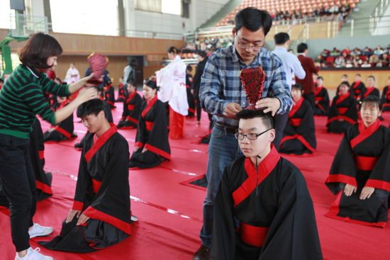 浙江大学生着汉服行成人礼