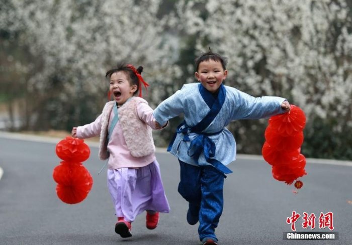 萌哭了 汉服萌娃“现身”万亩樱桃花海