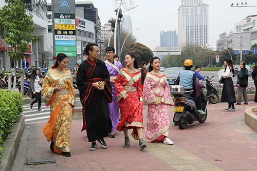 中山闹市街头惊现汉服信使