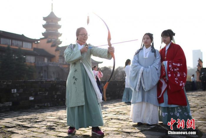 南京明城墙上演"复古"运动会 穿汉服拔河