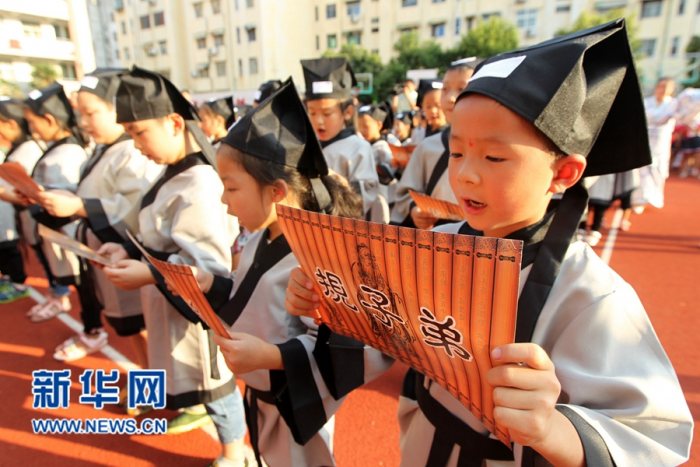 河南许昌：小学生穿汉服体验“开蒙礼”