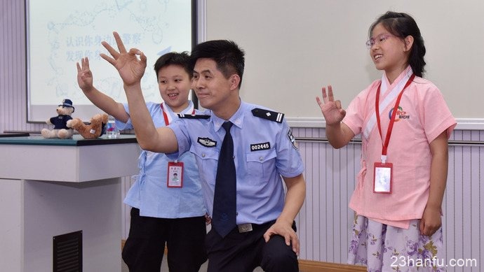 当警服遇上汉服，用沪语说起高铁，这些校园内外“编外老师”如何上好爱心暑托班？