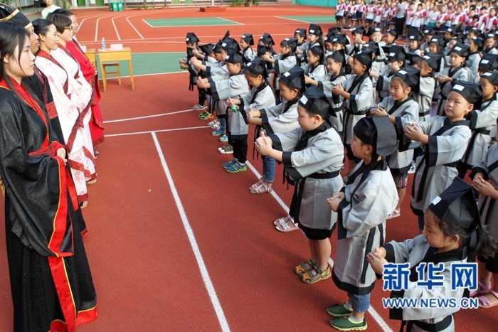 河南许昌：小学生穿汉服体验“开蒙礼”