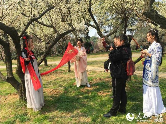 149名建筑女职工拍汉服写真庆妇女节 秒变女神