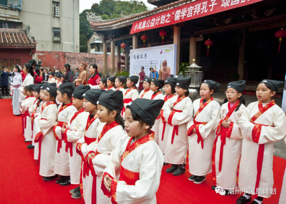 潮州市举行穿汉服拜孔子诵经典 学童重现古时开笔礼