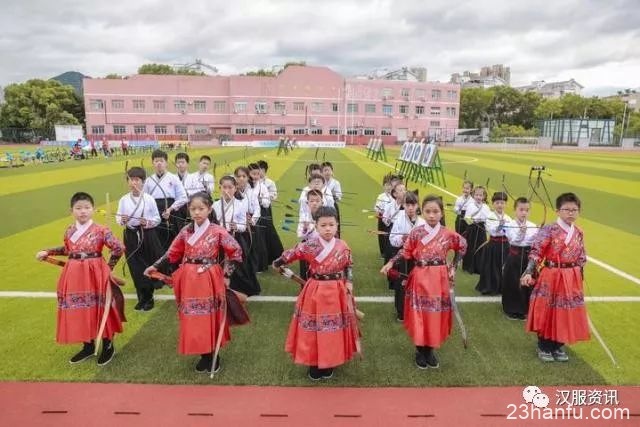 换上汉服张弓搭箭，参与一场射箭比赛