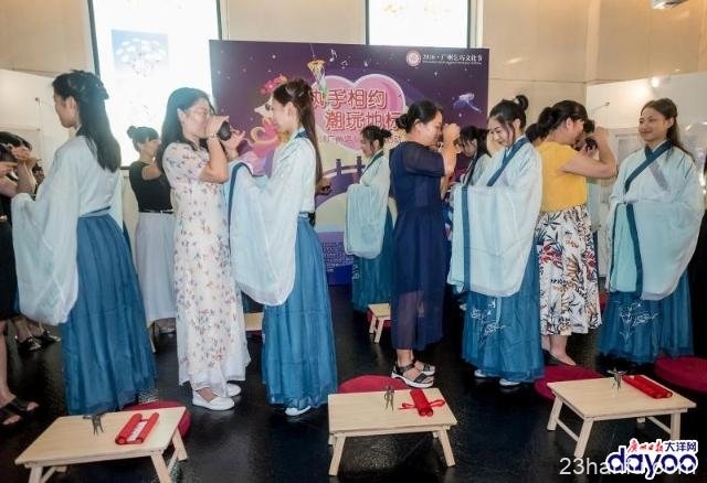 “七夕夜”点亮小蛮腰，12位少女身穿汉服完成笄礼