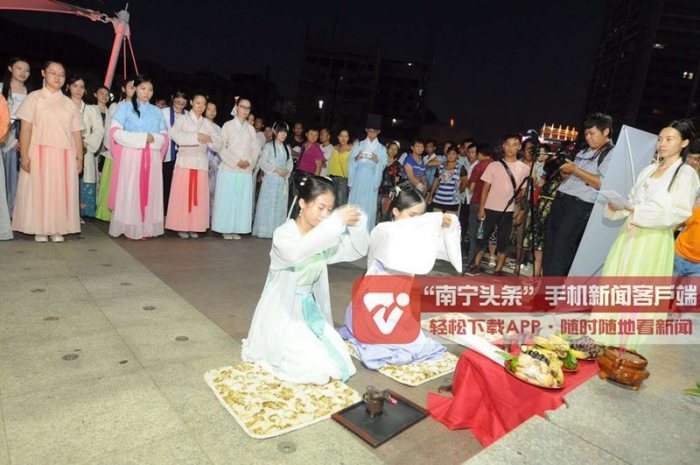 邕城年轻人身着汉服 还原真实七夕节