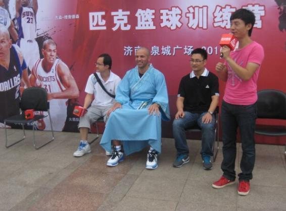 NBA球星尝鲜穿汉服：麦迪科比英俊潇洒，奥尼尔霸气十足！