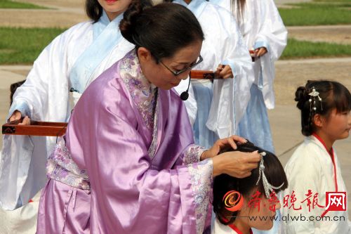 曲师大迎六十华诞 孔子像前，学子穿汉服行成人礼