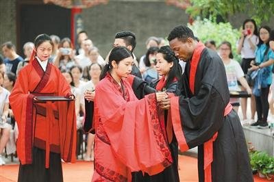 13个国家50名大学生西安游学 洋学生着汉服祭拜孔子