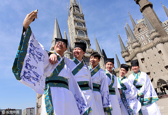 河北石家庄：大学生身着汉服游园踏青