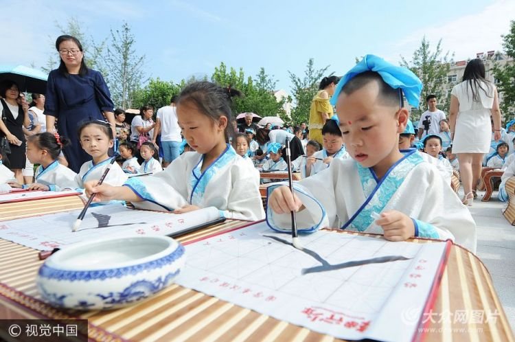 青岛一年级新生着汉服参加“开笔礼”