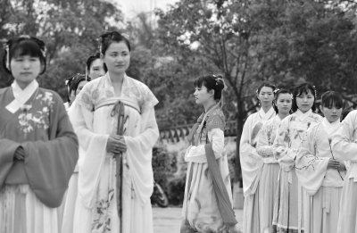 十里春风披锦绣 百花生日闹“花朝”