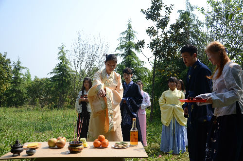 周口师范学院大学生身着汉服祭花神