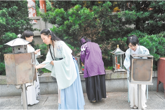 穿汉服祭英灵 汉文化爱好者崖山祠举行追思活动