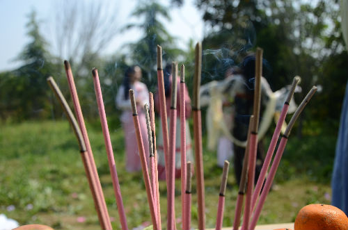 周口师范学院大学生身着汉服祭花神