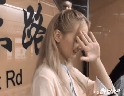 俄罗斯美女穿汉服超害羞，当她看镜头时，网友：这谁能受的了