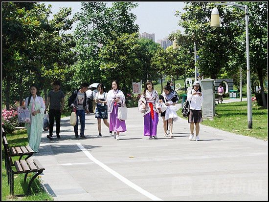 淮安大学生身穿汉服 畅游公园传递母爱文化